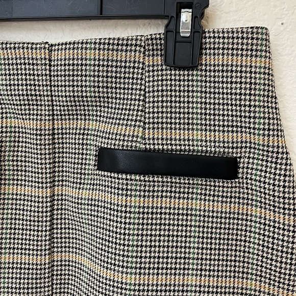 A.L.C | Plaid Print Mini Skirt with Leather Trim Embellishment | Size 2 - Picture 6 of 10